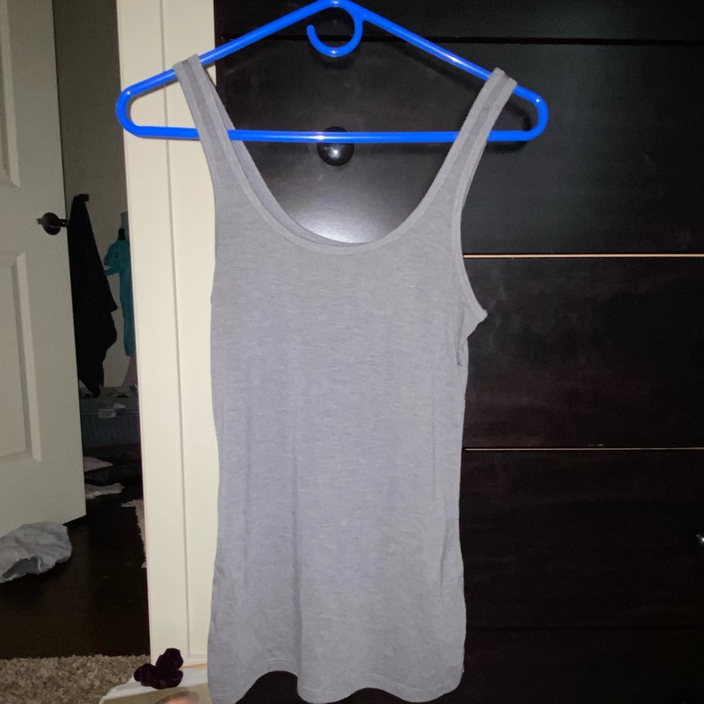 gray tank top